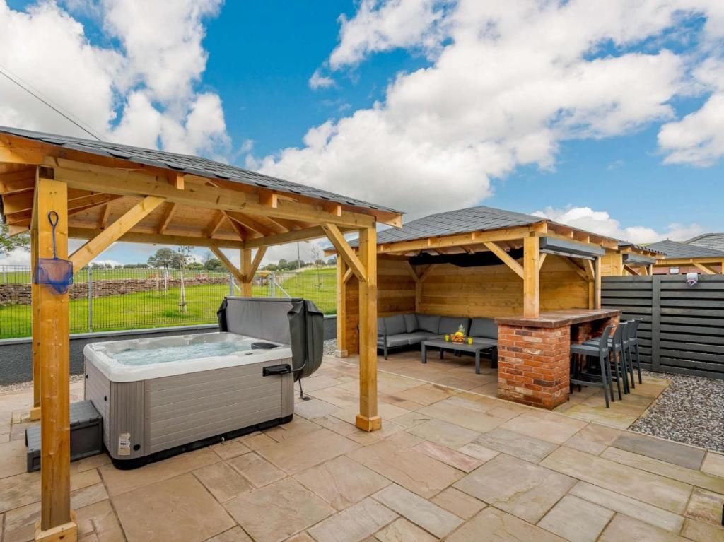 Westertonhill Holiday Lodges - all lodges have canopied hot tubs